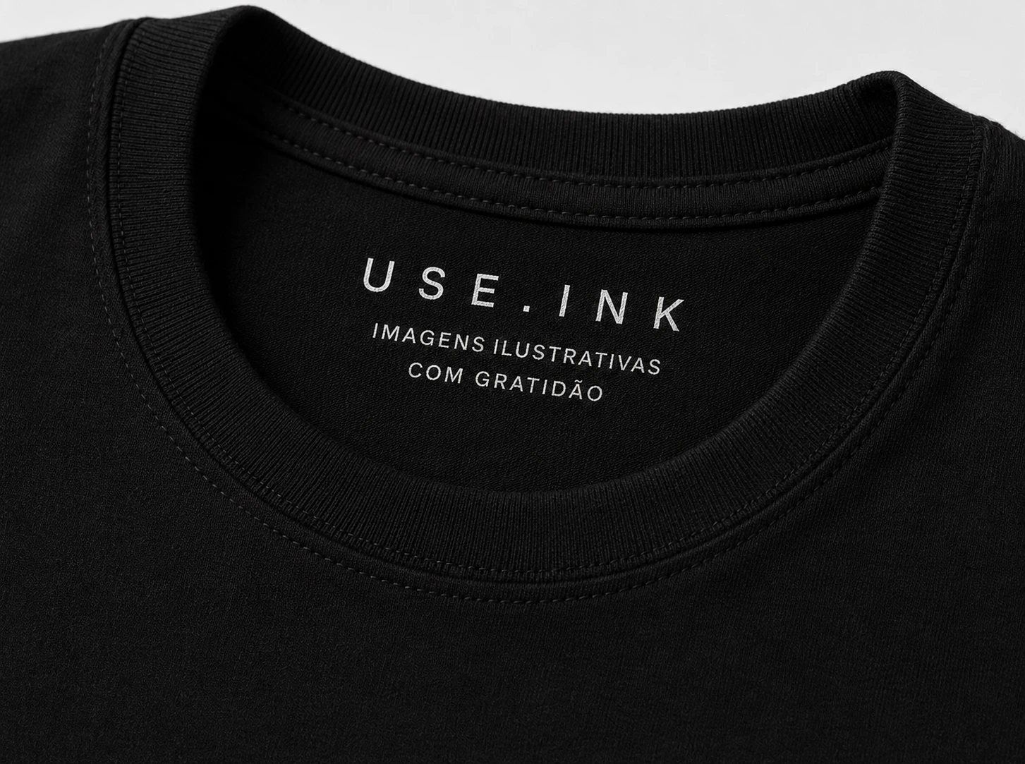 Detalhe da gola da camiseta USE.INK